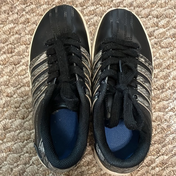 K-Swiss Size 2.5 Kids Black Sneakers Preloved - Picture 6 of 7